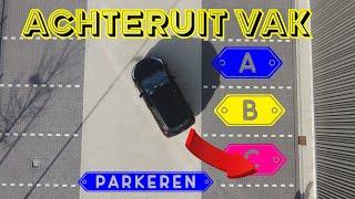 ACHTERUIT INPARKEREN IN EEN VAK [upl. by Walden]