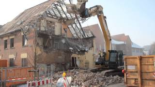 Bagger im Einsatz  Caterpillar macht altes Haus platt [upl. by Hennie119]